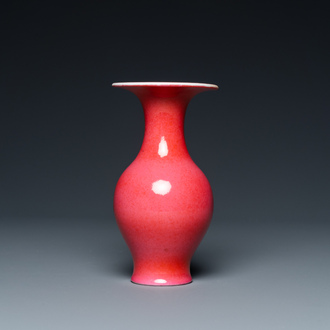 Petit vase en porcelaine de Chine à émail en rouge rubis monochrome, 19ème