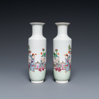 Paire de vases de forme rouleau en porcelaine de Chine famille rose, marque de Qianlong, République