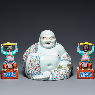 Paire de bougeoirs et un Bouddha en porcelaine de Chine famille rose, 19/20ème