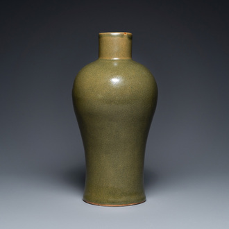 A Chinese monochrome teadust-glazed 'meiping' vase, Qianlong mark, 19/20th C.