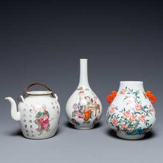 Deux vases et une théière 'Wu Shuang Pu' en porcelaine de Chine famille rose, 19/20ème