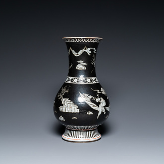 Vase en porcelaine de Chine famille noire à décor en grisaille et rouge de fer, 19ème