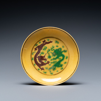 Coupe en porcelaine de Chine à décor de dragons en aubergine et vert sur fond jaune, marque et époque de Guangxu