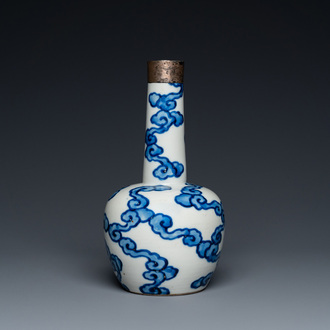 A Chinese blue and white 'Bleu de Hue' vase for the Vietnamese market, Thọ 壽 mark, 18/19th C.