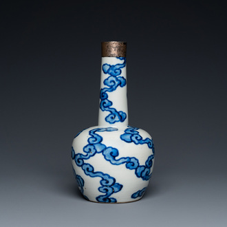 A Chinese blue and white 'Bleu de Hue' vase for the Vietnamese market, Tho mark, 18/19th C.