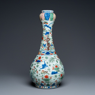 Vase de forme bouteille à tête d'ail en porcelaine de Chine wucai, marque et époque de Wanli