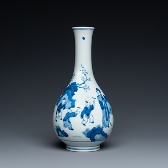 Een Chinese blauw-witte flesvormige vaas met spelende jongens en dames, Chenghua merk, Kangxi