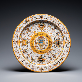 Een grote Italiaanse majolica schotel met het wapen van Kardinaal Toschi, Deruta, gedat. 1609