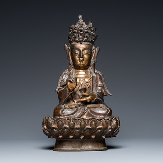 Een Chinese deels vergulde bronzen Guanyin op een lotustroon, Ming