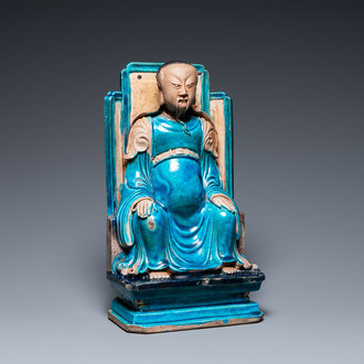 Een Chinese fahua-geglazuurde biscuit figuur van Zhenwu, Ming