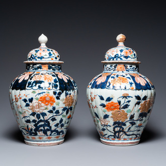 A pair of Japanese Imari vases and covers, Edo, 17/18th C.