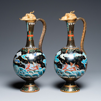 Paire de verseuses à décor d'animaux mythiques en émaux cloisonnés aux couvercles zoomorphes dorés, Chine, Qing