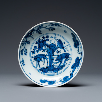 Coupe en porcelaine de Chine en bleu et blanc figurant un singe, un cerf et un oiseau, marque de Xuande, Jiajing ou Wanli