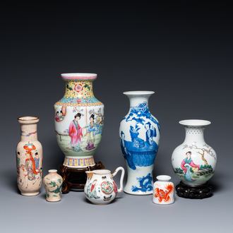 Six vases et une verseuse 'Wu Shuang Pu' en porcelaine de Chine, 19/20ème