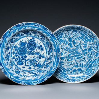 Twee Chinese blauw-witte schotels, Kangxi