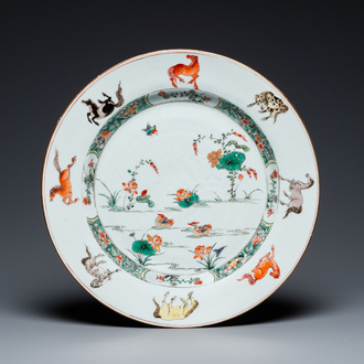 Un plat en porcelaine de Chine famille verte à décor de canards mandarins et des 'huit chevaux de Mu Wang', Kangxi