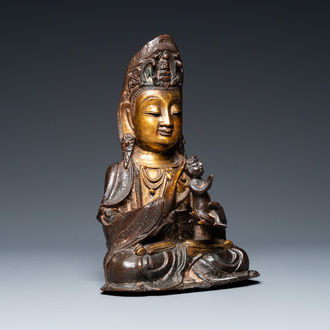 Een Chinese deels vergulde bronzen Guanyin met jongen, Ming