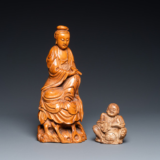 Een Chinese houten Guanyin en een zeepstenen Liu Hai, Qing