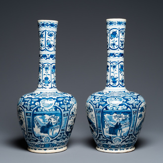 Een paar blauw-witte Delftse flesvormige chinoiserie vazen, 18e eeuw