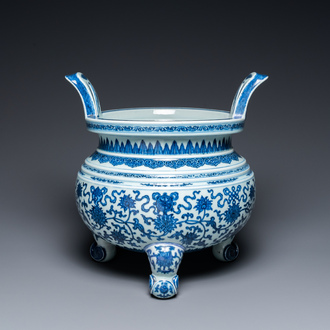 Een grote Chinese blauw-witte driepotige 'bajixiang' wierookbrander met lotusslingers, Qianlong