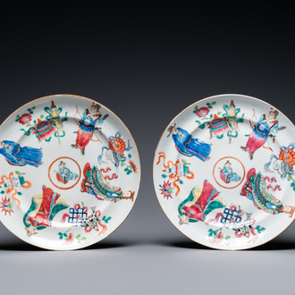 Paire de plats en porcelaine de Chine famille rose, 19ème