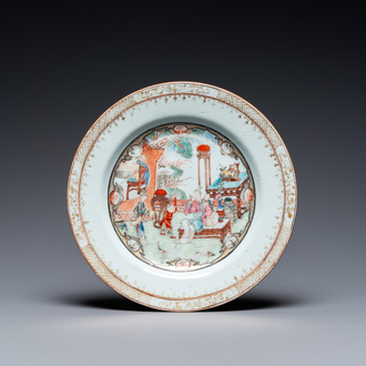 A fine Chinese famille rose plate with two ladies and two boys in an interior, Yongzheng/Qianlong