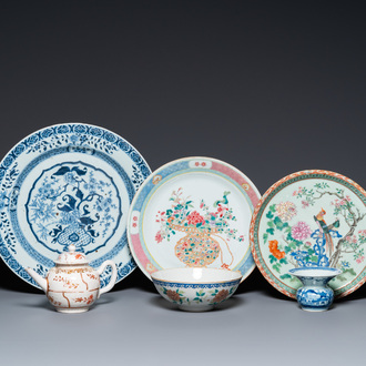 Three Chinese blue, white and famille rose dishes, a bowl, a teapot and a zhadou, 18/19th C.