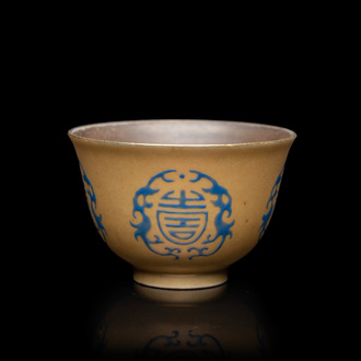 A Chinese blue enamel on gilt ‘Shou’ tea bowl, 18/19th C.