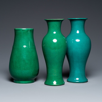 Trois vases en porcelaine de Chine à émail vert, 19/20ème