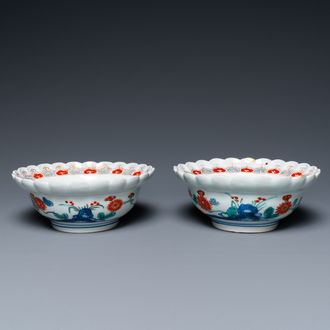 Paire de bols en porcelaine Kakiemon de Japon à décor floral, Edo, 17/18ème