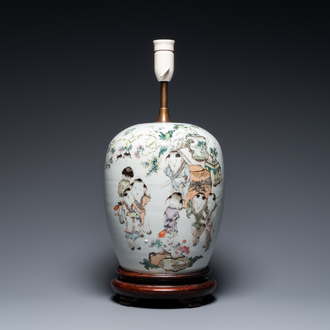 Een Chinese qianjiang cai pot tot lamp omgevormd, gesigneerd Ma Qing Yun 馬慶雲, 19e eeuw