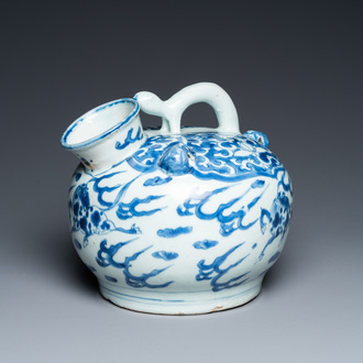 Een Chinese blauw-witte waterpot met vliegende paarden, Wanli