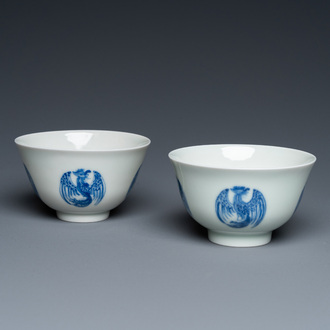Paire de bols en porcelaine de Chine en bleu et blanc à décor de phénix, marque de Daoguang, 19/20ème