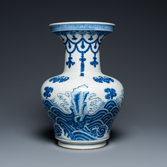 Een Chinese blauw-witte vaas met rotsen omgeven door golven, Qianlong/Jiaqing