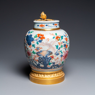 Een Chinese rose-Imari dekselpot met vergulde bronzen montuur, Qianlong