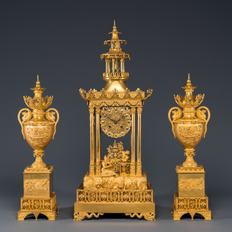 Garniture de cheminée de style chinois à pendule en forme de pagode en bronze doré à trois pièces, France, 19ème