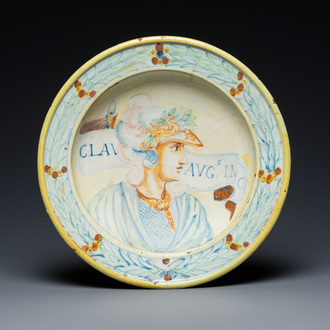 Een Italiaanse majolica schotel met het portret van de Romeinse keizer Claudius, 17e eeuw