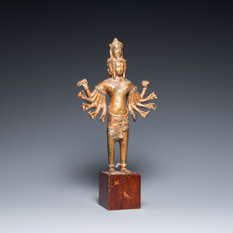 Een vergulde bronzen sculptuur van een boeddhistische god, Thailand of Cambodja, 18/19e eeuw