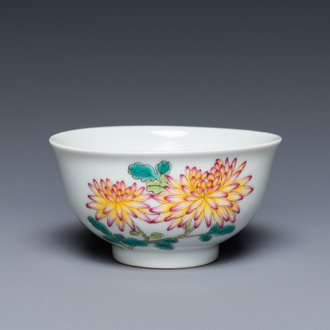 A Chinese famille rose cup with floral design, Yongzheng mark, 20th C.