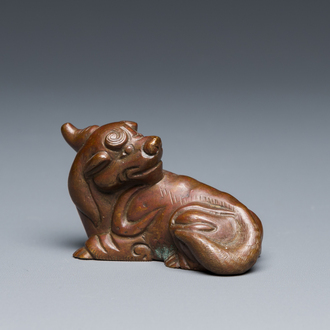 Een Chinees bronzen 'chilong' scrollgewicht, Qing