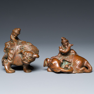 Twee Chinese bronzen scrollgewichten met Sogdische rijders op een boeddhistische leeuw en een olifant, Qing