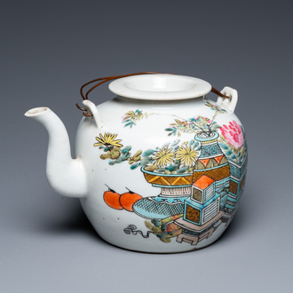 Een Chinese qianjiang cai theepot met decor van antiquiteiten, gesigneerd Dai Yucheng 戴裕成, gedateerd 1895