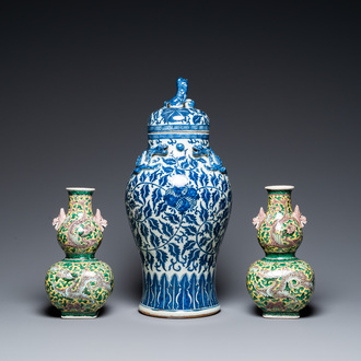 Paire de vases en porcelaine de Chine famille verte et un vase couvert en bleu et blanc, 19/20ème