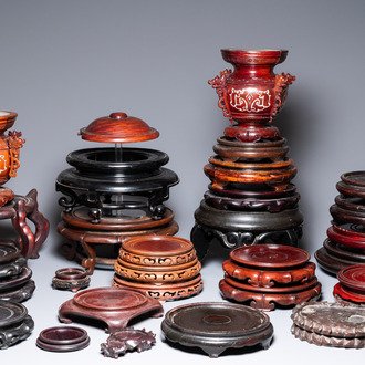 Een diverse collectie Chinese houten sokkels, 19/20e eeuw