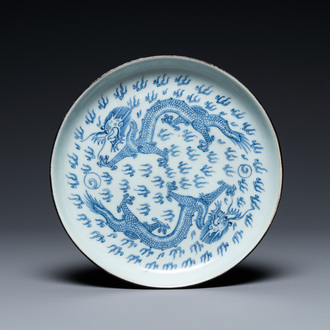 Een Chinese blauw-witte 'Bleu de Hue' 'draken' schotel, Ngoan Ngoc merk, 19e eeuw