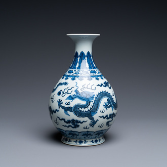 A Chinese blue and white 'yuhuchunping' 'dragon' vase on wooden stand, Qianlong mark, 19/20th C.