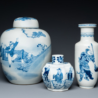 Trois vases en porcelaine de Chine en bleu et blanc, 19ème
