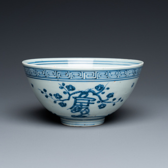 Een Chinese blauw-witte 'Shou' kom, Chang Ming Fu Gui 長命富貴 merk, Jiajing