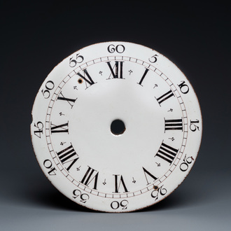 Een Engelse 'Delftware' wijzerplaat voor een klok of pendule, 18e eeuw