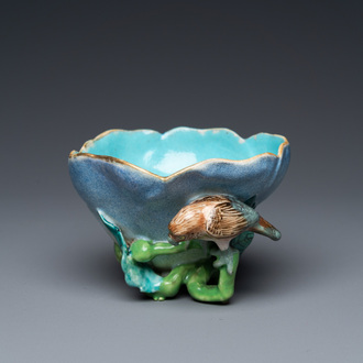 Een Chinese polychrome porseleinen penselenwasser in de vorm van een lotus met een vogel, Yongzheng